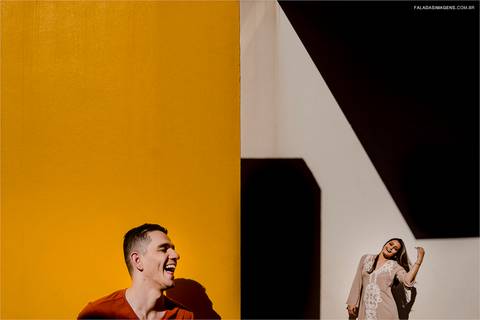 Fotografia de pré casamento em inhotim, casal feliz, amor e parceria em pré casamento'