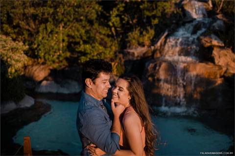 Luz do sol em ensaio pre wedding, felicidade, carinho e sorrisos'