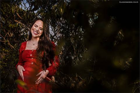 Sorriso com amor de uma futura mãe, gestante'