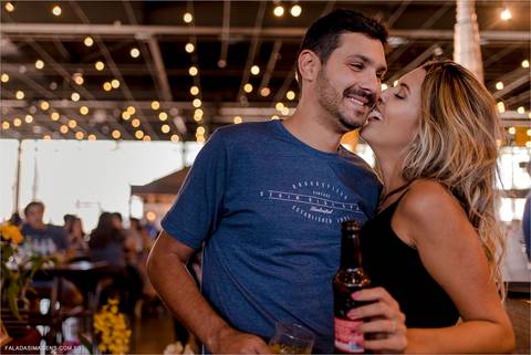 Ensaio pre wedding com cerveja, sorrisos e felicidade'
