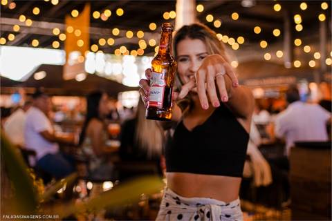 Noiva Laís mostrando sua aliança durante ensaio pre casamento'