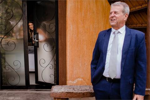 Noiva ao encontro do pai para irem para o altar, casamento em site, casa Pampulha, casamento '