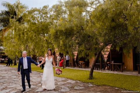 Pai e noiva caminhando para cerimonia, '