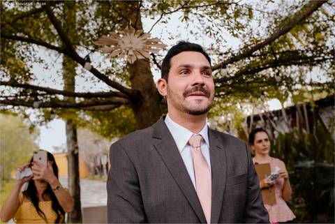 Noivo se emocionando ao ver a noiva vindo, casamento Rod e Laís'