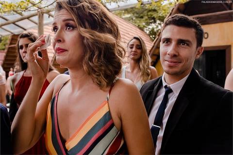 irmã da noiva se emocionando durante a cerimônia, '