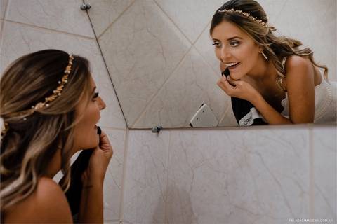 noiva enxugando o rosto com cueca do noivo'