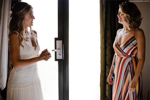 noiva com irmã antes da cerimônia '