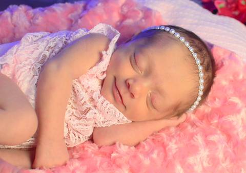 bebe_sorrindo_na_sessão de_newborn'