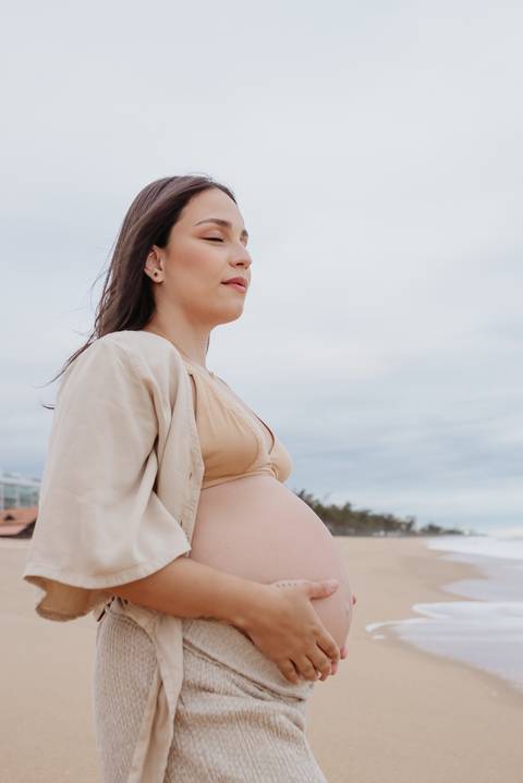 Ensaio Foto Gestante Macae na praia'