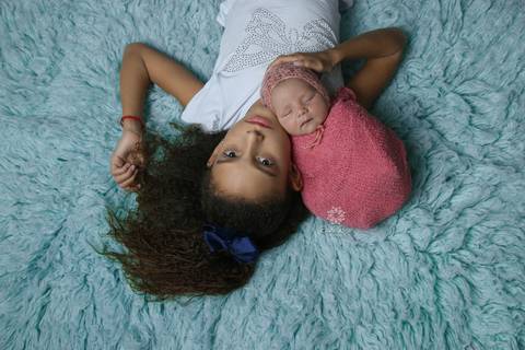 foto de bebe recem nascido com a irma mais velha'