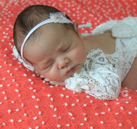 ensaio newborn sao bernardo do campo bebe com body de renda branco'