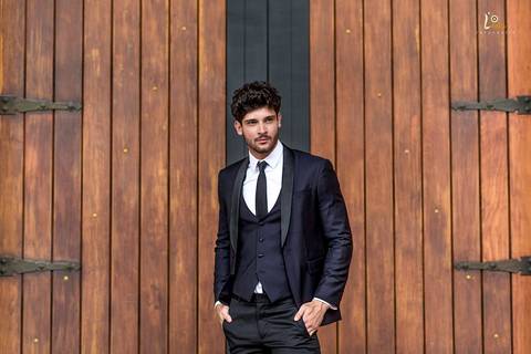 noivo em frente a catedral anglina'