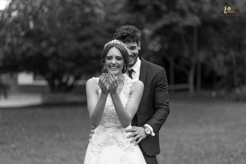 noivos sorrindo em ensaio de fotos'