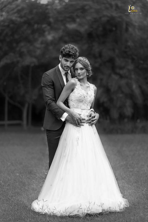 casal abraçado ao lado da catedral anglina SP'