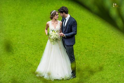 casal se olhando e muito apaixonados'