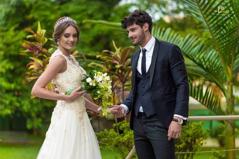 noivo admirando sua esposa em frente a catedral SP'