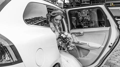 noiva sorrindo e saindo do carro'