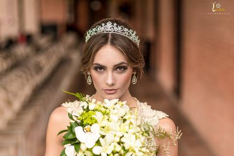 noiva com boque proximo ao rosto'