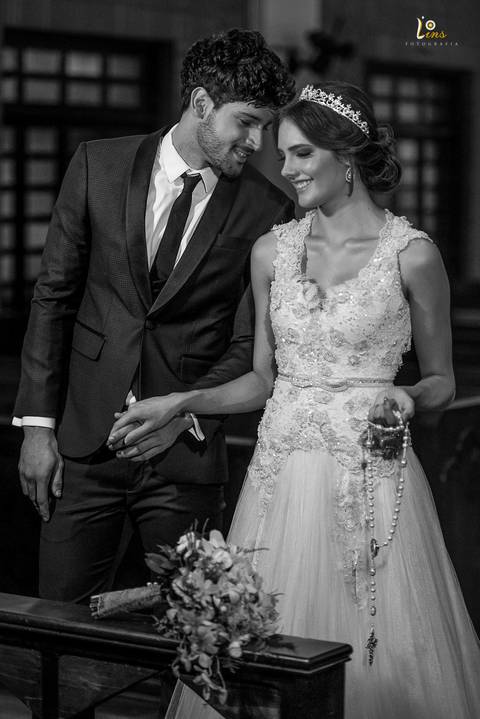 noiva e noivo sorrindo no altar'