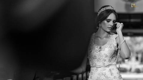 noiva emocionada com a cerimonia'