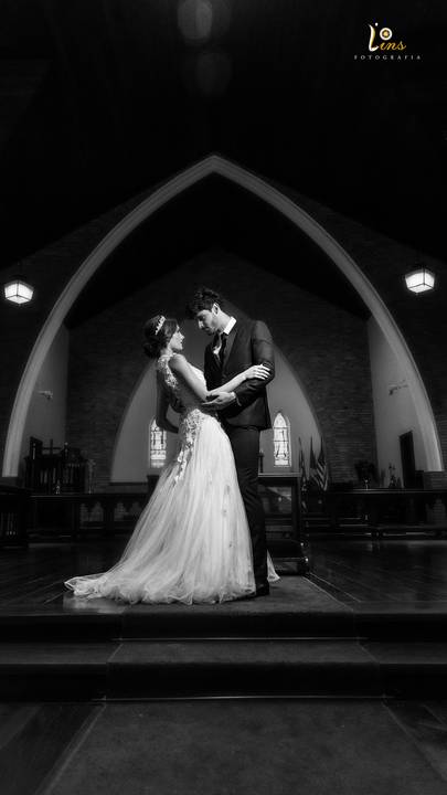 Beijo do casal em Catedral Anglicana SP'