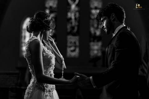 noiva limpando as lagrimas na cerimonia'