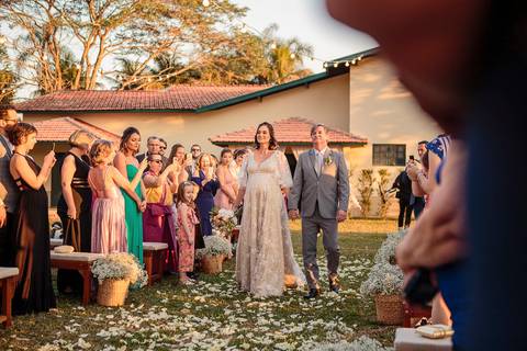 Entrada da noiva em casamento'