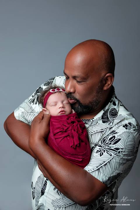 NEWBORN HELENA ANDRADE COM O VOVÔ'