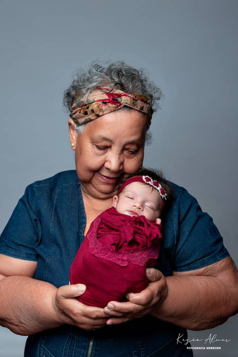 NEWBORN HELENA ANDRADE COM A BISAVÓ'