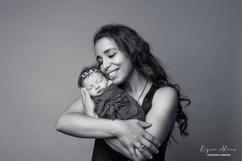 NEWBORN HELENA ANDRADE COM A VOVÓ'