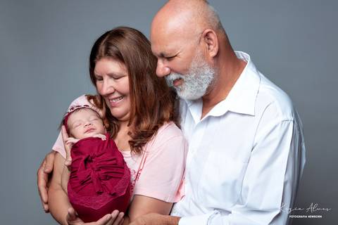 NEWBORN HELENA ANDRADE COM OS AVÓS'