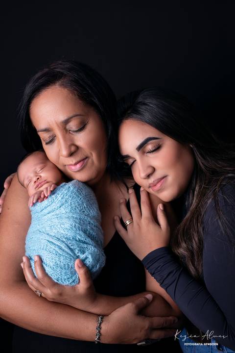 NEWBORN ENRICO COM A MAMÃE E VOVÓ'