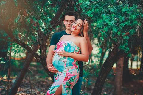 gestante e seu marido sorrindo felizes, no Parque dos Ipes, em Santa Bárbara d'Oeste - SP'