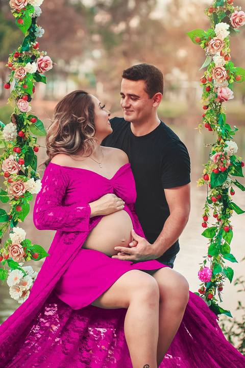 gestante e seu marido olhando carinhosamente um para o outro, no Parque dos Ipes, em Santa Bárbara d'Oeste - SP'