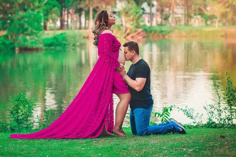 marido de joelhos beijando carinhosamente a barriga da gestante, no Parque dos Ipes, em Santa Bárbara d'Oeste - SP'
