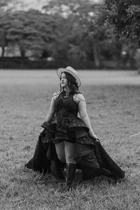 Isa, em seu ensaio de 15 anos em Ribeirão Preto, demonstra toda sua paixão e carinho pelo cavalo que marcou este momento especial. O close revela a conexão única entre os dois, com destaque para o vestido preto elegante e a delicadeza do toque, mostrando '