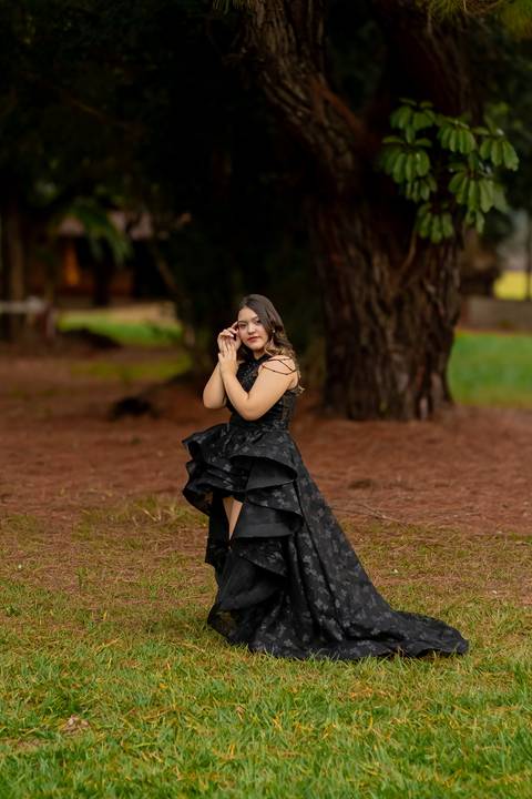 Isa, em seu ensaio de 15 anos em Ribeirão Preto, demonstra toda sua paixão e carinho pelo cavalo que marcou este momento especial. O close revela a conexão única entre os dois, com destaque para o vestido preto elegante e a delicadeza do toque, mostrando '