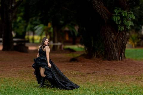 Isa, em seu ensaio de 15 anos em Ribeirão Preto, demonstra toda sua paixão e carinho pelo cavalo que marcou este momento especial. O close revela a conexão única entre os dois, com destaque para o vestido preto elegante e a delicadeza do toque, mostrando '