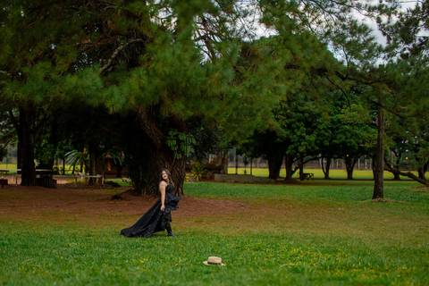 Isa, em seu ensaio de 15 anos em Ribeirão Preto, demonstra toda sua paixão e carinho pelo cavalo que marcou este momento especial. O close revela a conexão única entre os dois, com destaque para o vestido preto elegante e a delicadeza do toque, mostrando '