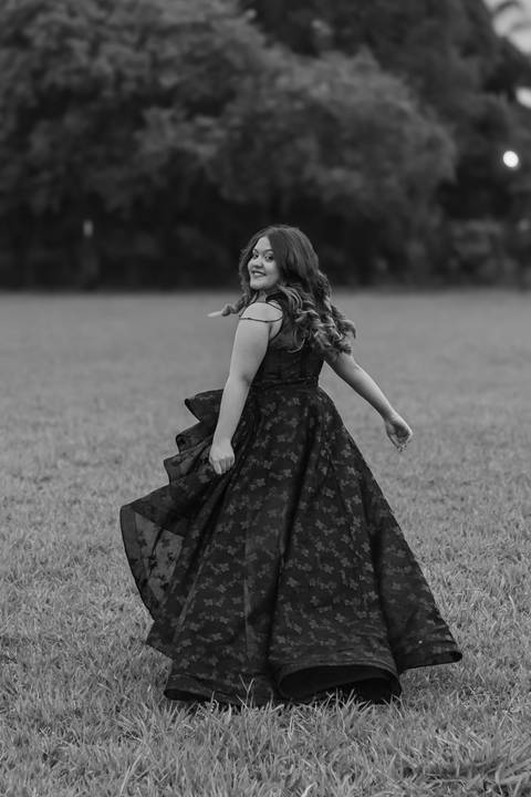 Isa, em seu ensaio de 15 anos em Ribeirão Preto, demonstra toda sua paixão e carinho pelo cavalo que marcou este momento especial. O close revela a conexão única entre os dois, com destaque para o vestido preto elegante e a delicadeza do toque, mostrando '