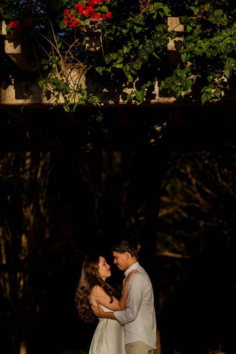 Fotógrafo de casamento em Ribeirão Preto: o ensaio da Júlia e do Amadeu mostra como a luz natural e a direção leve criam fotos emocionantes e autênticas.'