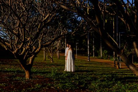 Fotógrafo de casamento em Ribeirão Preto: o ensaio da Júlia e do Amadeu mostra como a luz natural e a direção leve criam fotos emocionantes e autênticas.'