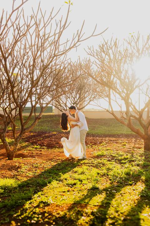 Fotógrafo de casamento em Ribeirão Preto: o ensaio da Júlia e do Amadeu mostra como a luz natural e a direção leve criam fotos emocionantes e autênticas.'