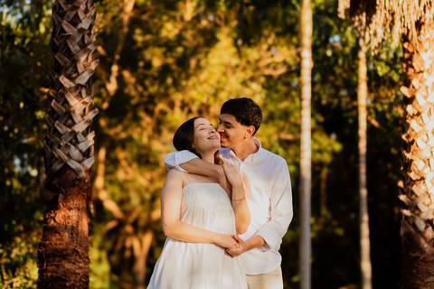 Fotógrafo de casamento em Ribeirão Preto: o ensaio da Júlia e do Amadeu mostra como a luz natural e a direção leve criam fotos emocionantes e autênticas.'
