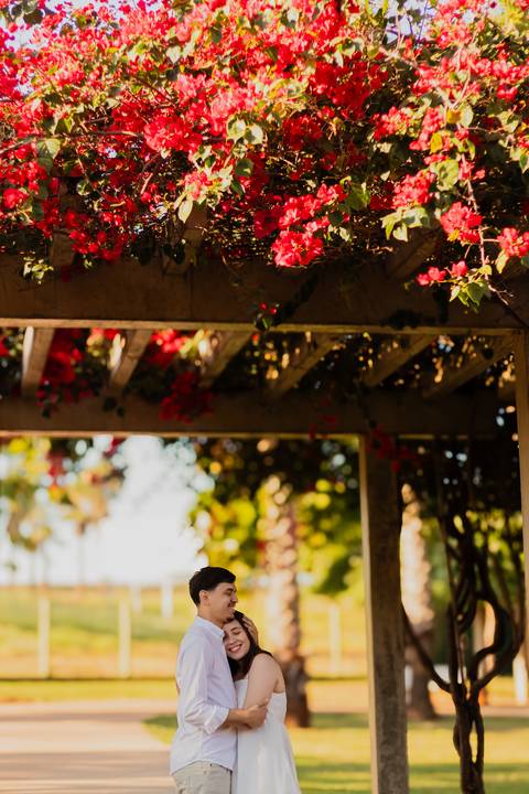 Fotógrafo de casamento em Ribeirão Preto: o ensaio da Júlia e do Amadeu mostra como a luz natural e a direção leve criam fotos emocionantes e autênticas.'