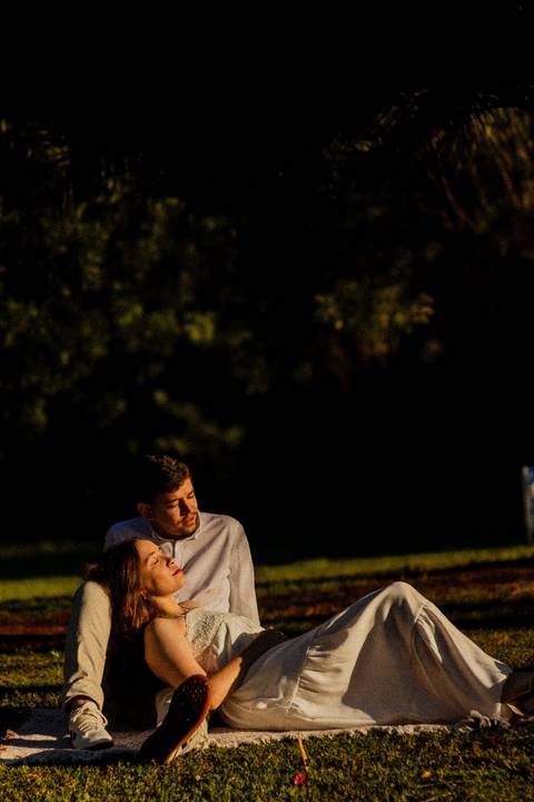Fotógrafo de casamento em Ribeirão Preto: o ensaio da Júlia e do Amadeu mostra como a luz natural e a direção leve criam fotos emocionantes e autênticas.'