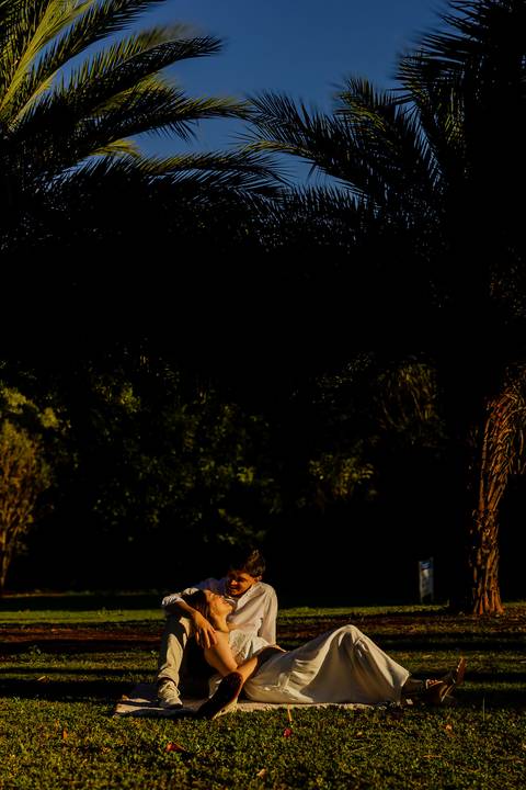 Fotógrafo de casamento em Ribeirão Preto: o ensaio da Júlia e do Amadeu mostra como a luz natural e a direção leve criam fotos emocionantes e autênticas.'