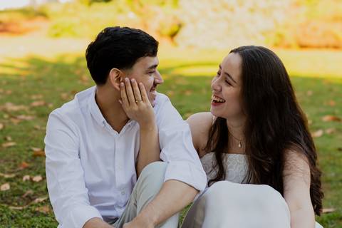 Fotógrafo de casamento em Ribeirão Preto: o ensaio da Júlia e do Amadeu mostra como a luz natural e a direção leve criam fotos emocionantes e autênticas.'