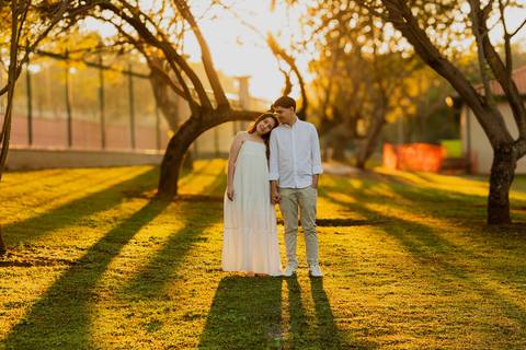 Fotógrafo de casamento em Ribeirão Preto: o ensaio da Júlia e do Amadeu mostra como a luz natural e a direção leve criam fotos emocionantes e autênticas.'