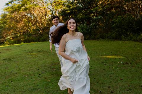 Fotógrafo de casamento em Ribeirão Preto: o ensaio da Júlia e do Amadeu mostra como a luz natural e a direção leve criam fotos emocionantes e autênticas.'